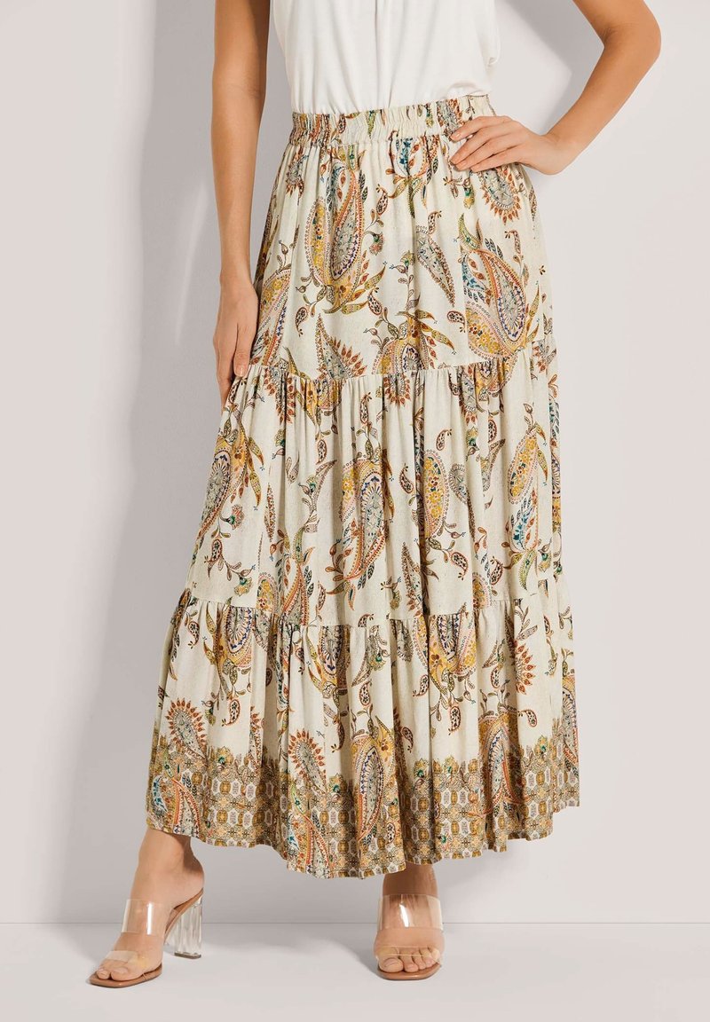 Maxi-Rock aus leichtem Stoff, mit einem Paisley-Muster in verschiedenen Orangetönen, Blau und Grün; elastischer Bund; gestufter Design.
