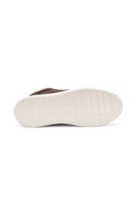 Suela de gamuza marrón con una suela de goma blanca, que presenta un patrón de relieve y un diseño limpio y minimalista.