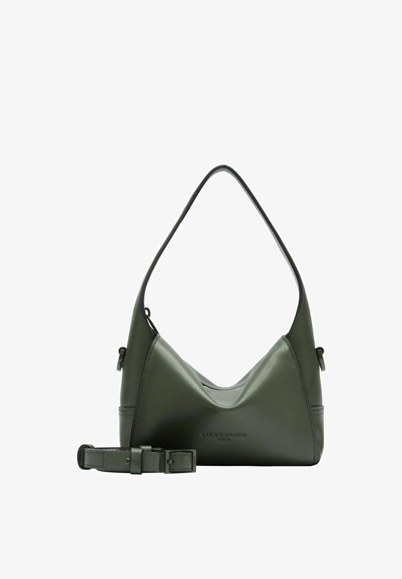 Sac à main en cuir vert avec une silhouette courbée, une bandoulière ajustable et une texture lisse. Il dispose d'une fermeture éclair et d'un accent de marque à l'avant.