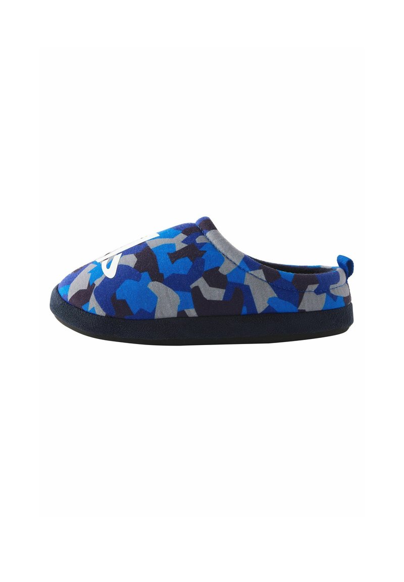 Ciabatta con motivo camouflage blu e suola blu navy, realizzata in tessuto morbido. Ha una punta arrotondata e un colletto elastico per un facile utilizzo.