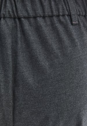 Donkergrijze denimstof met een gladde textuur. Heeft een gerimpelde tailleband en een subtiel weefpatroon, zonder zichtbare hardware of accenten.