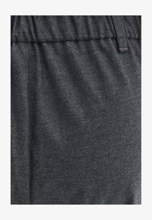 Tejido de mezclilla gris oscuro con una textura suave. Presenta una cinturilla fruncida y un patrón de tejido sutil, sin herrajes ni detalles visibles.