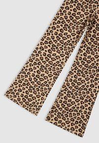 Pantaloni a stampa leopardata con sfondo beige e macchie nere e marroni, rifiniti con design a gamba dritta e orlo pulito.