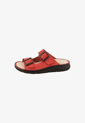 Sandalo rosso con punta aperta, due cinturini neri regolabili con fibbia e suola nera spessa su sfondo bianco.