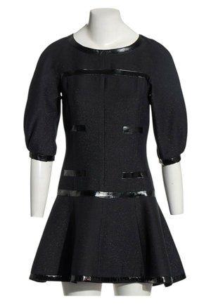 Robe noire avec manches bouffantes jusqu'au coude, bordure brillante sur l'encolure, les poignets, la taille, les poches et l'ourlet, exposée sur un buste de mannequin blanc.