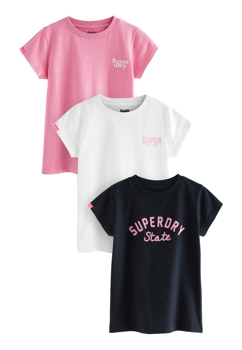 Trys trumpas rankovėmis marškinėliai: rožiniai su logotipu, balti su tekstu ir tamsiai mėlyni su rožiniu "SUPERDRY State" spaudiniu. Visi pagaminti iš medvilnės audinio.