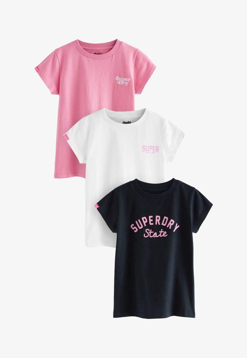 Tři trička s krátkým rukávem: růžové s logem, bílé s textem a námořnické s růžovým potiskem "SUPERDRY State". Všechna vyrobena z bavlněné tkaniny.