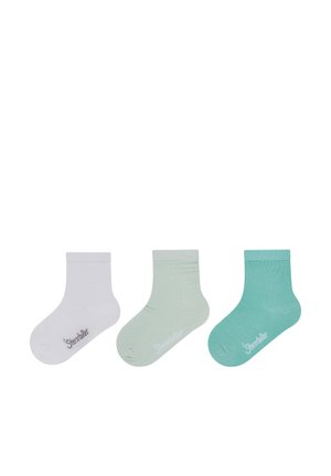 Drei Paar Knöchelsocken: weiß, hellgrün und blaugrün. Weiches Strickmaterial mit glatter Textur. Jede besitzt ein kleines Markenlogo auf der Zehenpartie.