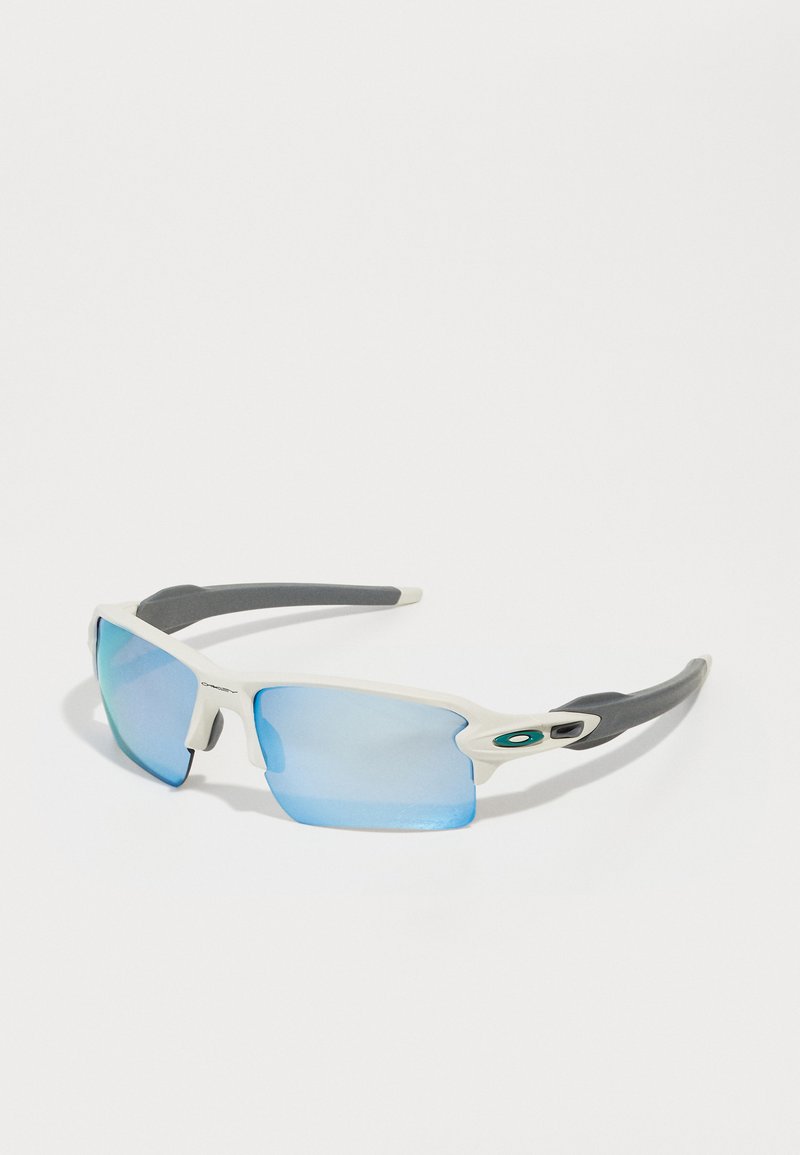Weiße Sportsonnenbrille mit blauen, verspiegelten Gläsern, grauen Gummielementen, rechteckiger Form und belüftetem Design für Luftzirkulation.