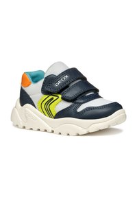 Baskets bleues et blanches avec une tige en maille grise, des accents en cuir bleu marine, des rayures vert lime et un onglet de talon orange. Elles possèdent deux sangles Velcro.