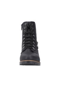 Botte noire en simili cuir à la cheville avec lacets à l'avant et fermeture éclair sur le côté ; surface texturée, bout arrondi et semelle en caoutchouc brun contrastant.