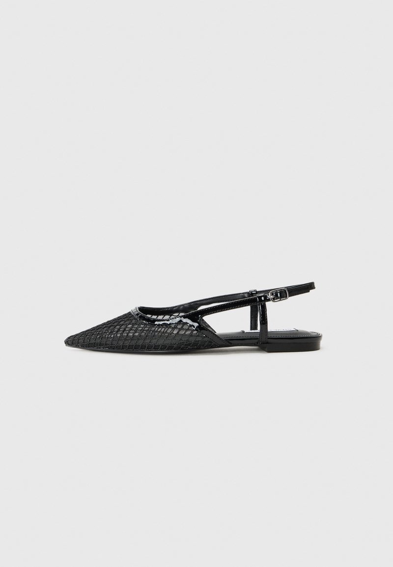Černé slingback baleríny s špičatou špičkou, síťovinou a lakovanými akcenty. Nastavitelný pásek na kotníku s malým podpatkem.