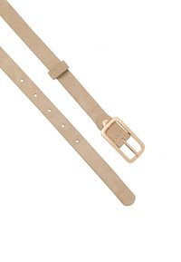 Beige suède riem met een zachte textuur, rechthoekige gouden gesp en meerdere verstelgaten langs de band voor maatvoering.