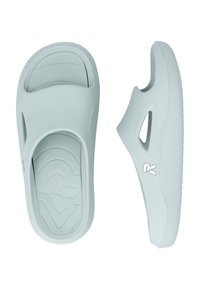 Sandales plates gris clair à bout ouvert avec semelle texturée et découpe latérale, vues de dessus et de côté.