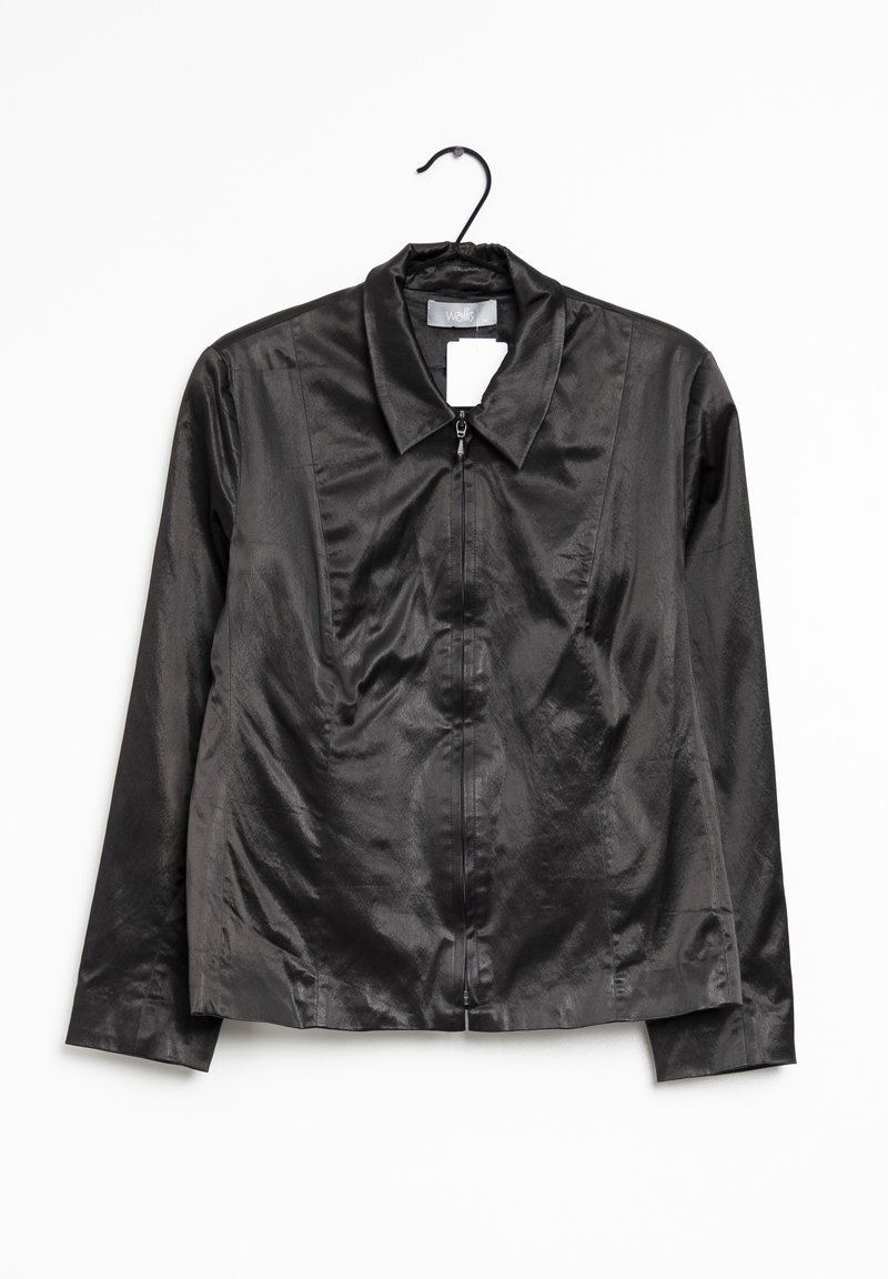 Svart satinjacka med dragkedja och krage, hängande på en svart galge mot vit bakgrund, som visar framifrån och långärmad.