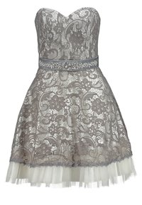 Robe en dentelle grise avec un design bustier, une ceinture argentée ornée, et une jupe en tulle à plusieurs couches avec une sous-couche de couleur claire.