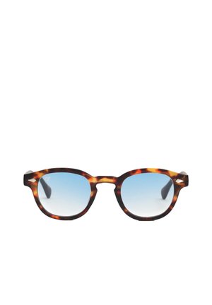 Montatura rotonda per occhiali con motivo tartarugato, lenti sfumate blu e ponte a chiave su sfondo bianco.