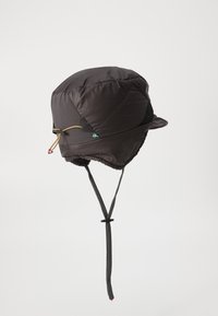 Chapeau isolé noir avec une couronne ronde, une petite visière, une sangle ajustable sous le menton et des panneaux latéraux en mesh. Présente des accents de cordon décoratifs.