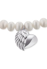 Ciondolo a forma di cuore in argento con dettagli di ali, infilato su una collana di perle bianche iridescenti, che mettono in mostra una texture liscia e forme rotonde.