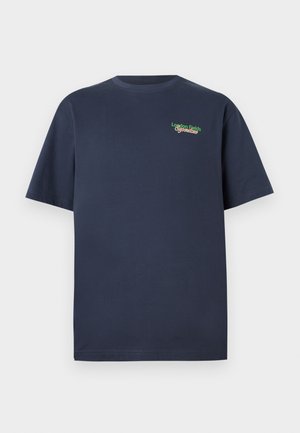 Tamno plavi pamučni T-shirt kratkih rukava s izvezenim natpisom "London Fields Superstore" u zelenoj i crvenoj boji na gornjem lijevom dijelu prsnog koša.