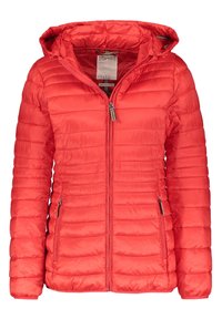 Veste matelassée rouge avec capuche, dotée d'une fermeture éclair frontale complète, de deux poches latérales zippées et d'une texture matelassée pour l'isolation.