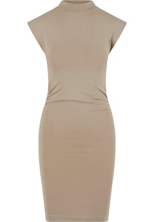 Béžové šaty bez rukávov s vysokým golierom, priliehavým strihom, nazbieranou textúrou v páse a hladkou, pružnou látkou.