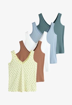 Șase topuri fără mâneci cu decolteu în V aranjate stratificat, culorile de la primul la ultimul: galben cu pete maro, maro, alb, albastru deschis, albastru pal și verde teal.