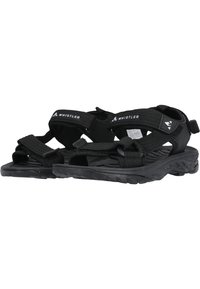 Mustat sandaalit, joissa on säädettävät kangasremmit, teksturoitu kumipohja ja kestävä muotoilu, jossa on brändilogot remmin päällä.