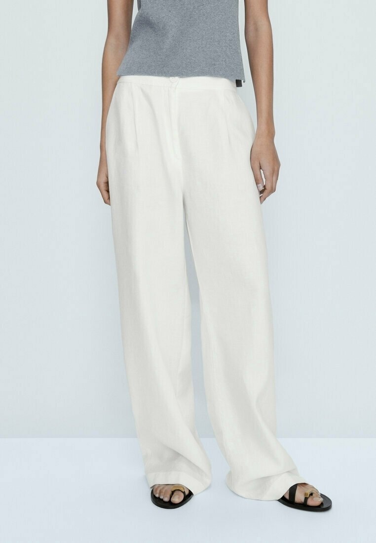 Des pantalons légers à jambes larges en tissu crème avec une texture douce, dotés d'une taille simple et de poches latérales, associés à un haut gris ajusté.