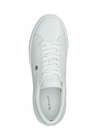 Sneaker in pelle bianca con punta rotonda, lacci piatti bianchi, logo impresso sulla linguetta e suola decorata. Design minimalista, stile versatile.