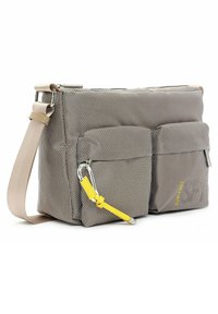 Borsa in tessuto grigio intrecciato con forma strutturata, due tasche frontali, elementi in metallo argentato e una tracolla con accento giallo. Inclusa tracolla regolabile.
