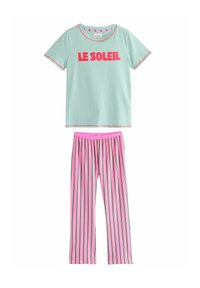 Mintgrön t-shirt med "LE SOLEIL" i fet rosa stil, i kombination med rosa randiga pyjamasbyxor med gröna vertikala linjer. Mjukt bomullsmaterial.