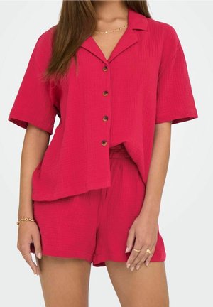 Różowa, krótko rękawowa koszula na guziki o luźnym kroju, w zestawie z pasującymi szortami. Tkanina o teksturowanej strukturze z drewnianymi guzikami. Prosty design.