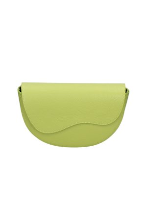 Borsa clutch in pelle verde chiaro con patta curva e texture liscia, progettata per essere portata a mano o per piccoli oggetti essenziali.