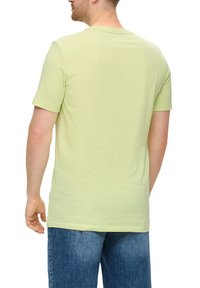 Lichtgroene T-shirt met korte mouwen, een ronde hals en een ontspannen pasvorm, gemaakt van zachte katoenen stof. Geen patroond of grafische afbeeldingen zichtbaar.