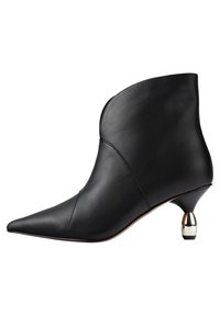 Bottines en cuir noir avec un bout pointu, des détails de couture en diagonale et un accent de talon en cône métallique. Texture lisse, design épuré.