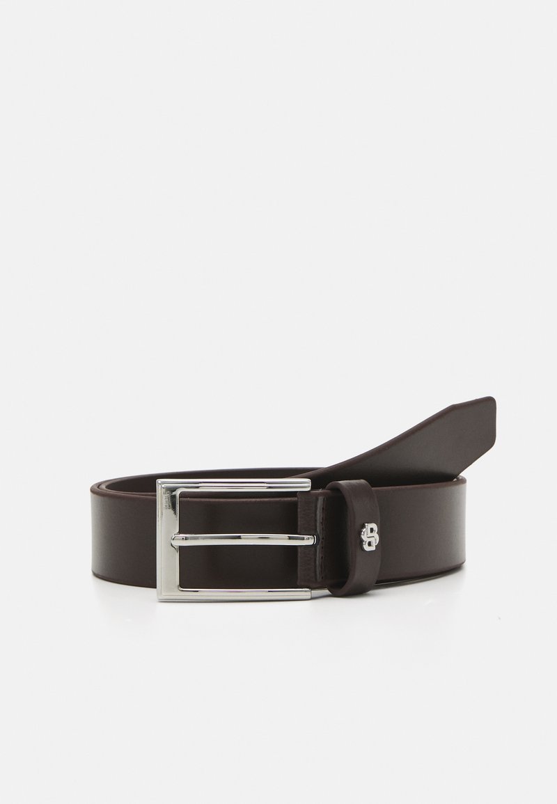 Curea din piele maro cu o cataramă rectangulară argintie și detalii cu logo. Textură netedă, lungime ajustabilă, design tradițional.