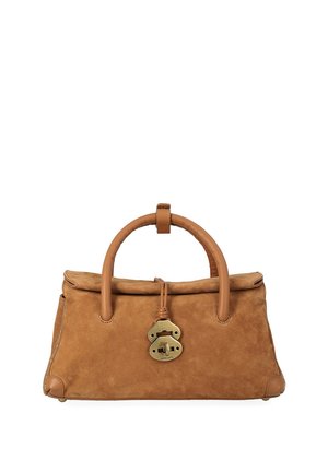 Borsa in camoscio marrone con manici arrotondati, chiusura a scatto dorata e dettagli in pelle agli angoli su sfondo bianco.