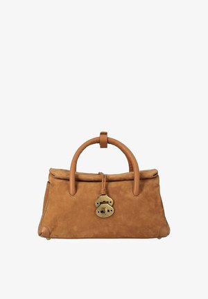 Borsa in camoscio marrone con manici arrotondati, chiusura a scatto dorata e dettagli in pelle agli angoli su sfondo bianco.