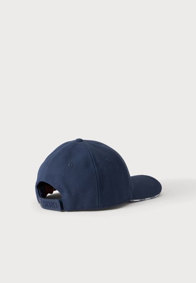 Casquette de baseball bleu foncé vue de dos avec une sangle réglable sur fond gris clair.