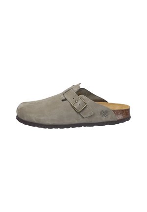 mocassin en daim gris à enfiler avec une boucle en métal, semelle intermédiaire en liège tan et semelle extérieure en caoutchouc texturé, présentant un détail de logo circulaire.