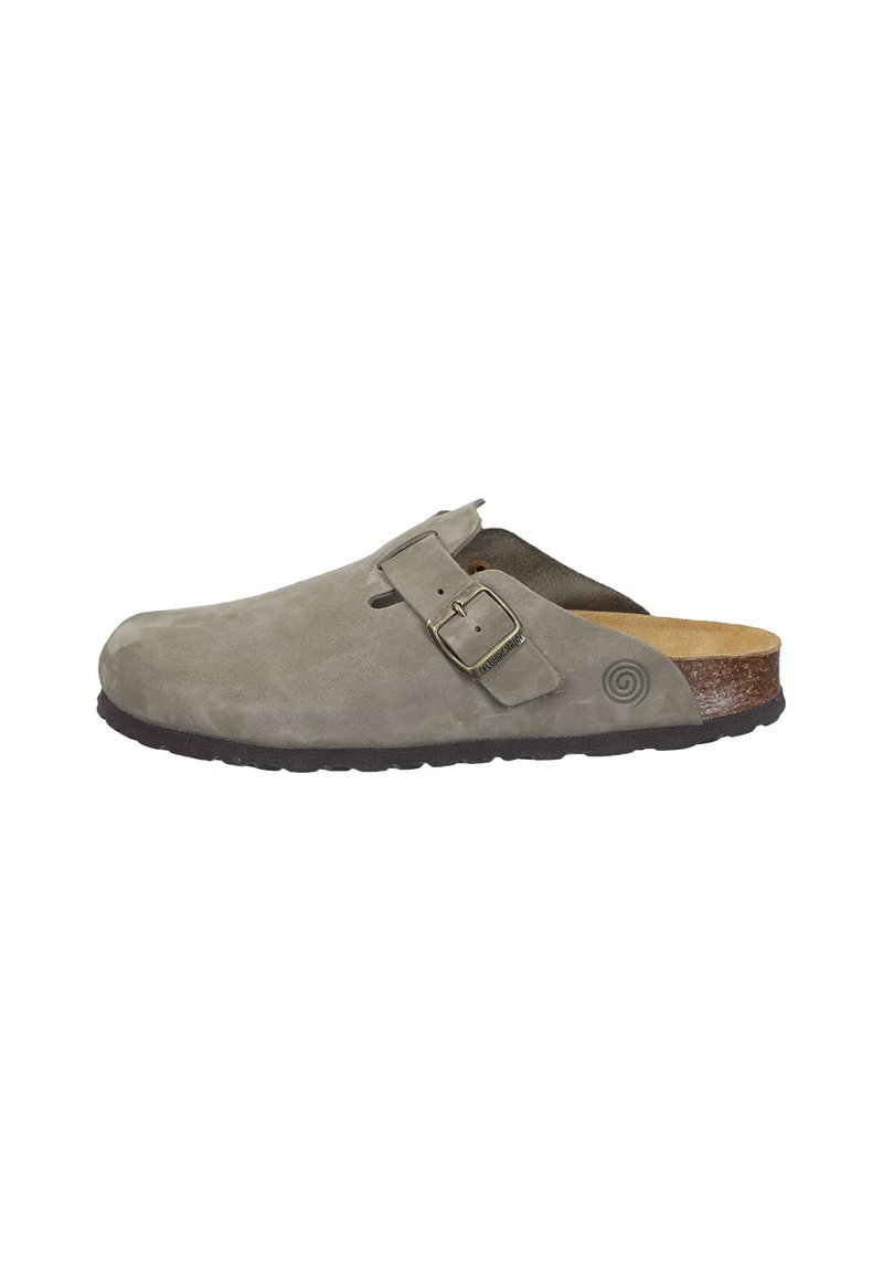 mocassin en daim gris à enfiler avec une boucle en métal, semelle intermédiaire en liège tan et semelle extérieure en caoutchouc texturé, présentant un détail de logo circulaire.