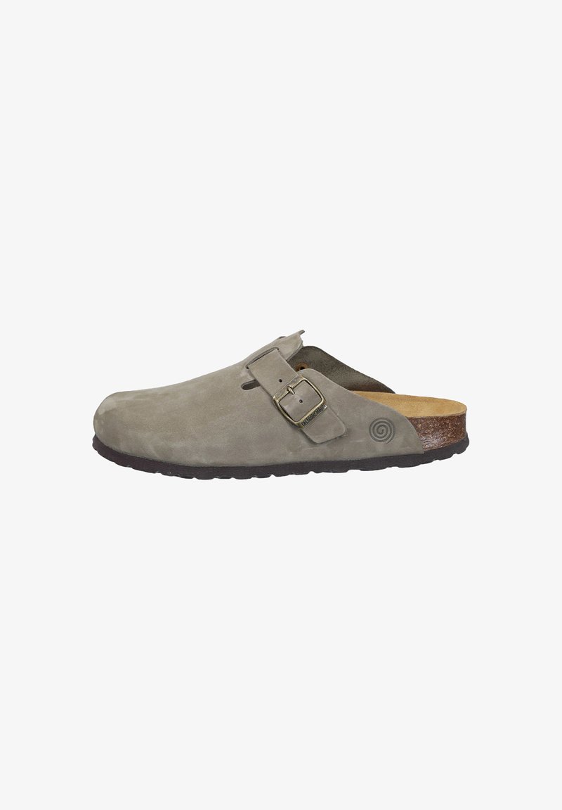 mocassin en daim gris à enfiler avec une boucle en métal, semelle intermédiaire en liège tan et semelle extérieure en caoutchouc texturé, présentant un détail de logo circulaire.
