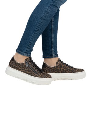 Baskets en imprimé léopard avec une semelle blanche épaisse, des lacets noirs et un détail de fermeture éclair sur le côté, dotées d'un dessus en textile lisse.