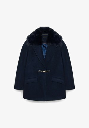Marineblauer Wollmantel mit Kragen aus Kunstpelz, strukturierter Gestaltung, Doppelknopfverschluss und zwei vorderen Taschen. Futter in einer kontrastierenden Farbe.