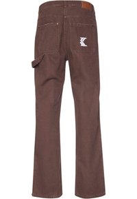 Brune cargo bukser med lige pasform, som har dobbelte baglommer og en sidelomme til værktøy. Stoffet har et robust, struktureret udseende.