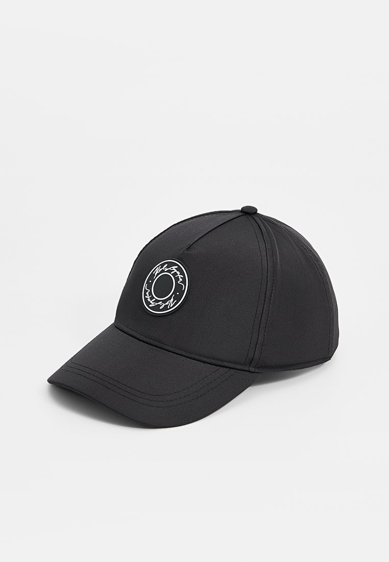 Casquette de baseball noire en tissu avec une visière courbée. Présente un patch rond de logo blanc sur le devant. Design structuré avec des détails de couture.