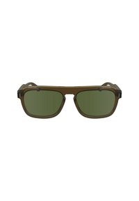 Occhiali da sole in plastica marrone con lenti verdi. Forma rettangolare, con un ponte nasale prominente e sottili accentuazioni laterali. Braccia trasparenti.