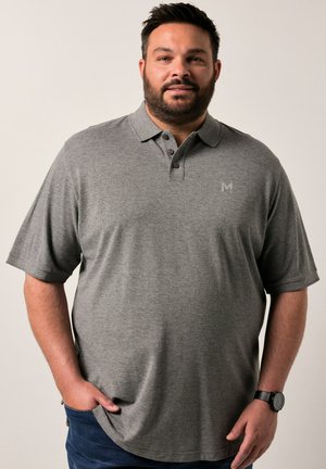 Camisa polo gris con cuello, mangas cortas y un bolsillo. Presenta tres botones oscuros y un logo sutil en el lado izquierdo del pecho.