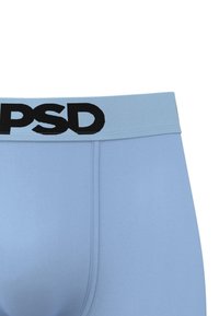 Világoskék boxeralsó, széles elasztikus derékpánttal, amelyen vastag fekete betűkkel szerepel a "PSD" felirat. Sima textúra, jól látható varrási részletekkel.